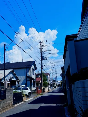 電線と青空のコントラスト