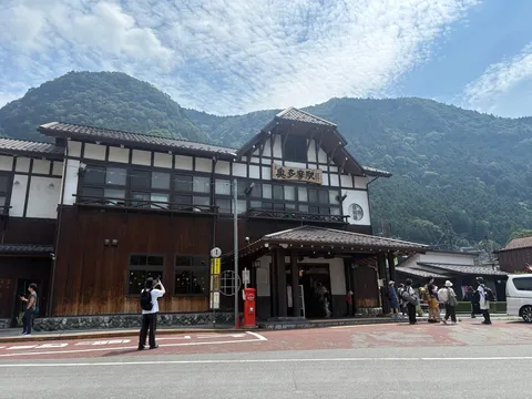 山里の駅舎が語る旅の朝