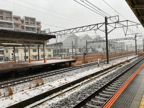 雪の駅で静かに刻む風景