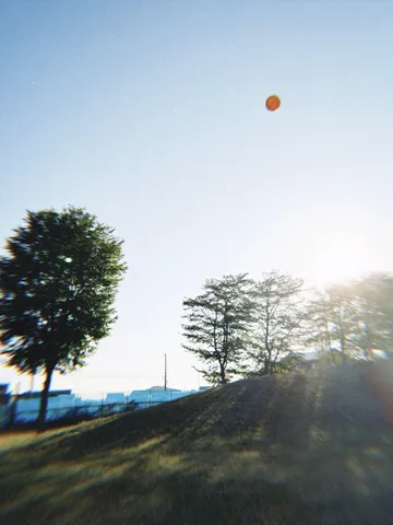夕陽と丘の小さな旅路