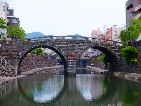 石橋と静かな水面