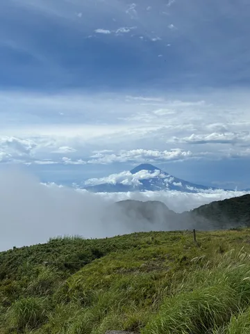 雲海に浮かぶ山影