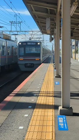 都会の駅、列車の旅立ち