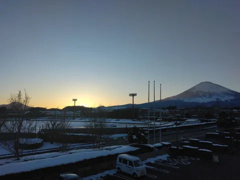 冬の朝、霊峰富士を望む