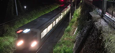 夜の鉄路を滑る光