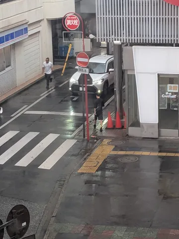 雨の中を駆ける、日常の一コマ