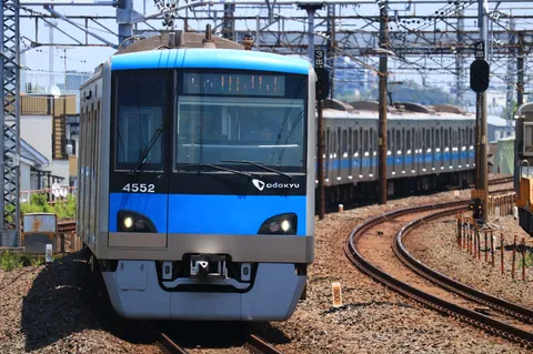 青とグレーのコントラスト、加速する日常