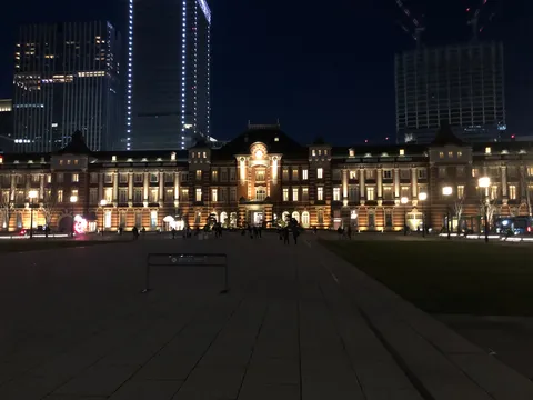 歴史的建築物と近代建築のコントラスト
