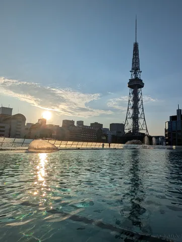きらきら水面とそびえる塔