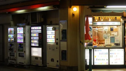 夜の静寂、自動販売機の光