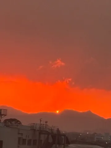 燃えるような空と街の静けさ