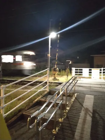 夜の踏切、電車の急行