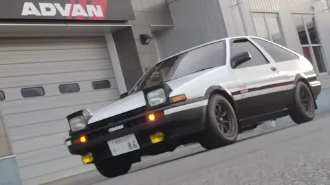 名車が魅せる、ADVANの前にて