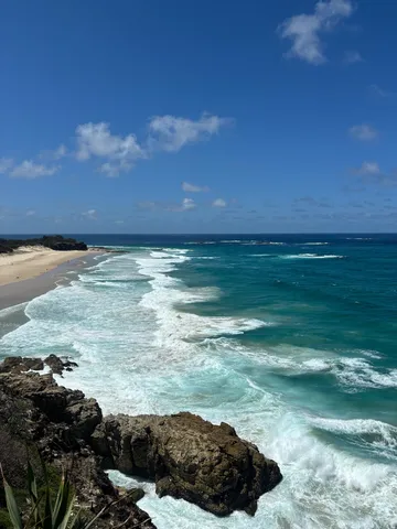 海風と岩肌の静かな瞬間