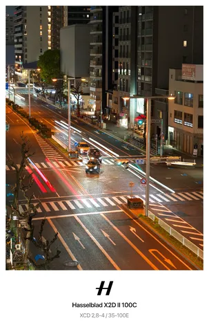 都会の夜、光の軌跡が描くストリート