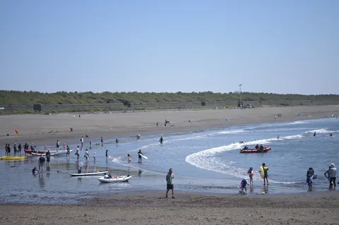 波打ち際で過ごす夏の午後