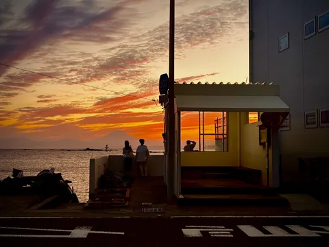 街角と窓、茜色の風景