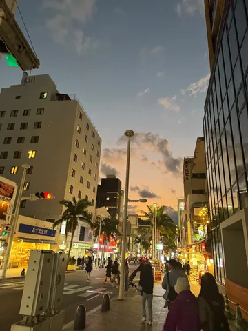 夕焼けとネオン、街の賑わい