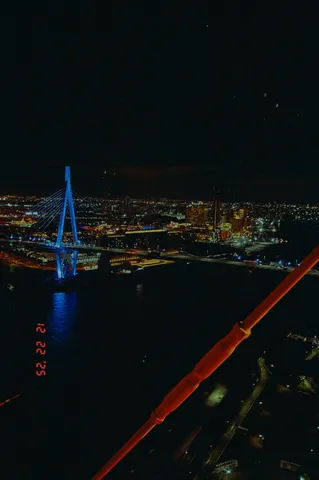 煌めく夜景、橋のライトアップ