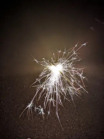 夜空を彩る一筋の光