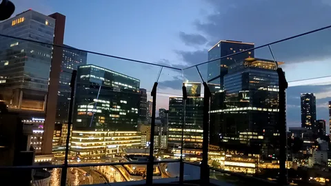 都会の夜景、ビルの灯りが幻想的