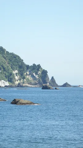 海風と岩の静かな旅路