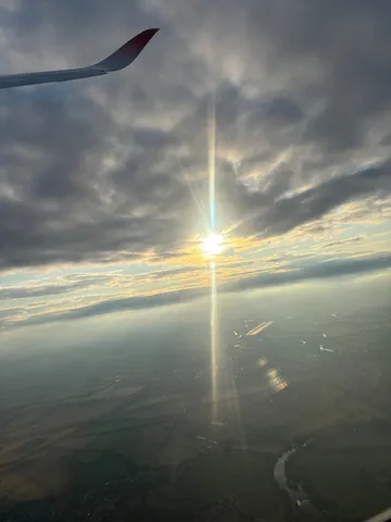 雲間から差し込む光の天使の階段