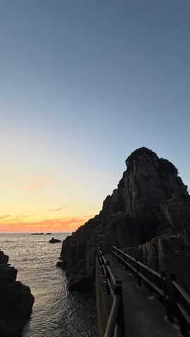 夕暮れの岩壁と潮風