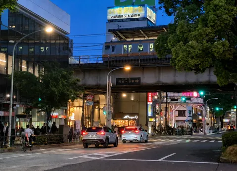 交差する光と影、都会の夜汽車