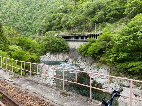 緑と水の鉄路風景