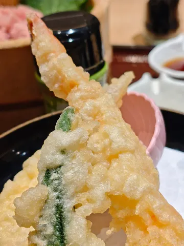 揚げたてサクサク、海老と野菜の天ぷら
