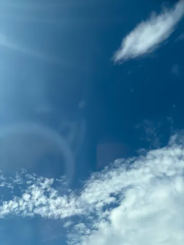 青空に浮かぶ雲のグラデーション