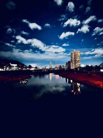 深き青と輝く雲、水都の夜