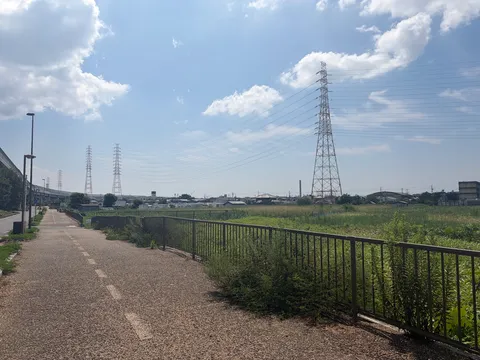 夏の空と送電線の風景