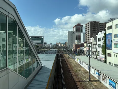 都会の駅、静かな午後のひととき