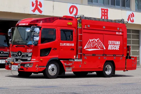 緊急車両、火災現場へ急行！