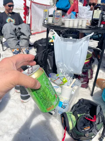 雪山でチル！手元と缶がおしゃれ