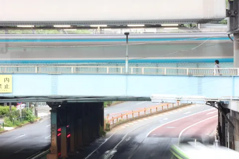 多重構造の都会風景