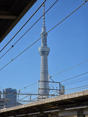 青空と塔の対比が印象的