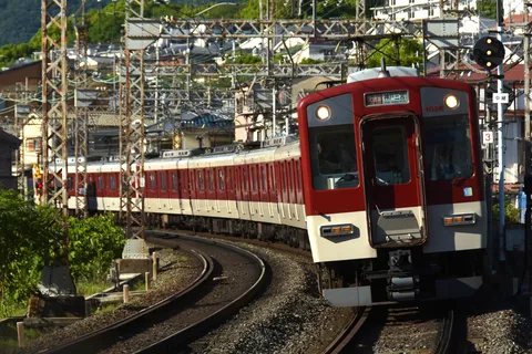 カーブを曲がる、赤と白の列車
