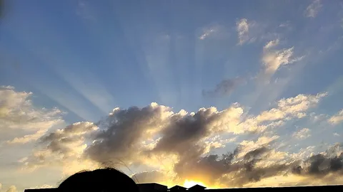 雲間から差し込む光の神秘