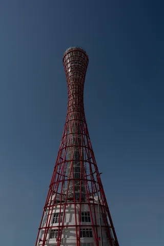 空にそびえる赤き建築