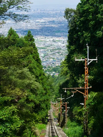 緑深まる山裾、街並みへと続く道