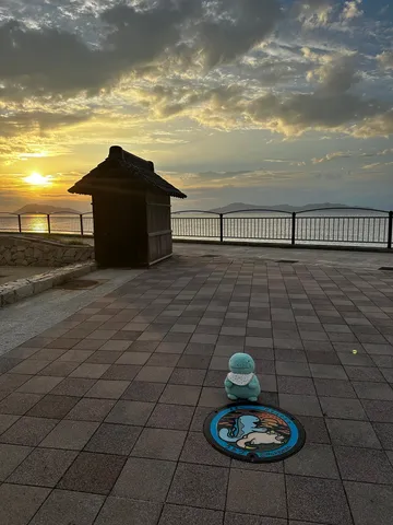 夕映えに立つ小さな旅人