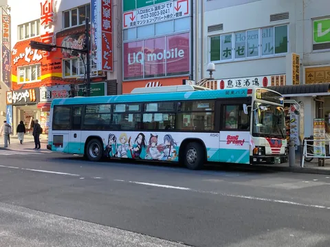 アニメラッピングバスと街並み