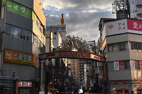 黄色いピンが見守る商店街