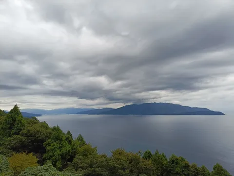 雲と湖と山の雄大な風景