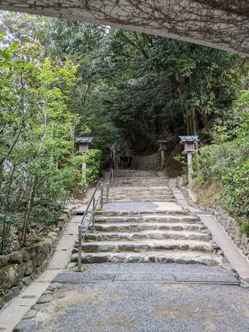 緑に包まれる石畳の参道