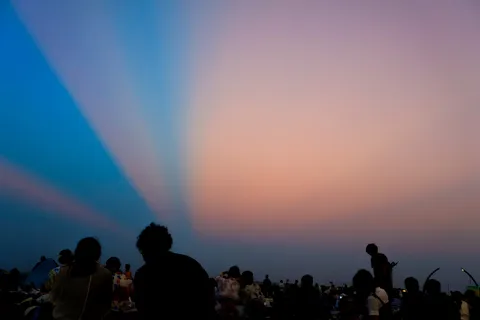 空に伸びる光と、静かな時間