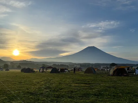 雄大な富士を望む朝のキャンプ